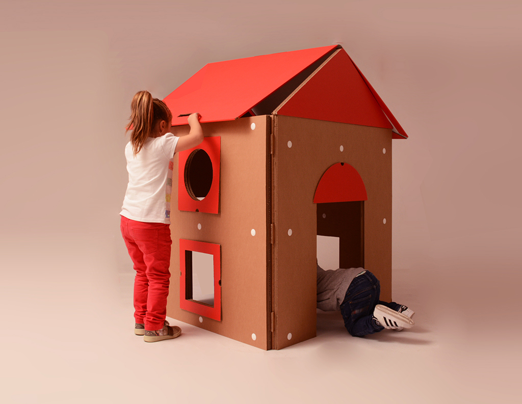 https://www.artesanbazar.com/it/regali-oggettistica-bambini/969-casetta-gioco-con-tetto-apribile-in-cartone.html